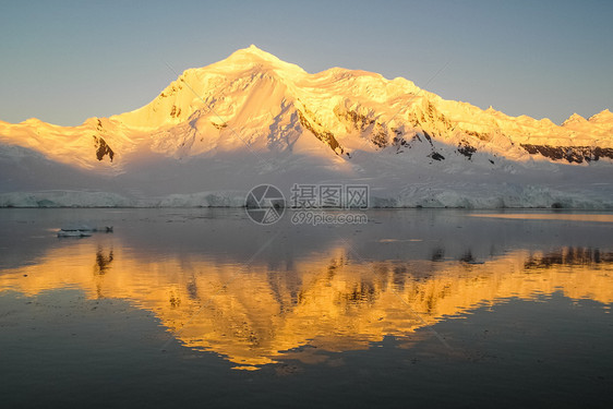 南极洲海岸景观山脉覆盖着冰雪和冷的海洋图片