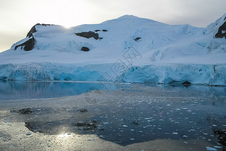 南极洲海岸景观山脉覆盖着冰雪和冷的海洋图片