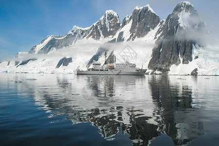 南极洲海岸景观山脉覆盖着冰雪和冷的海洋图片