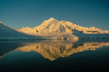 南极洲海岸景观山脉覆盖着冰雪和冷的海洋图片