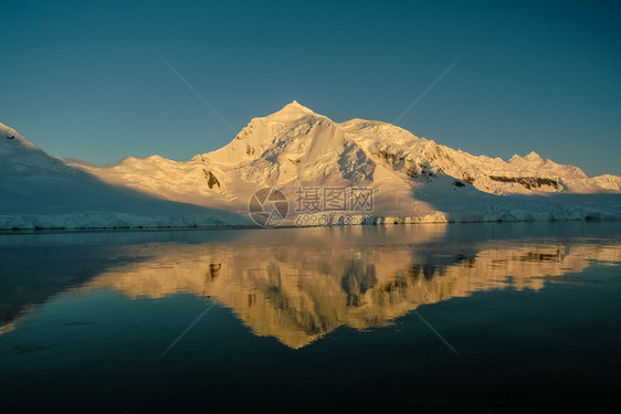 南极洲海岸景观山脉覆盖着冰雪和冷的海洋图片