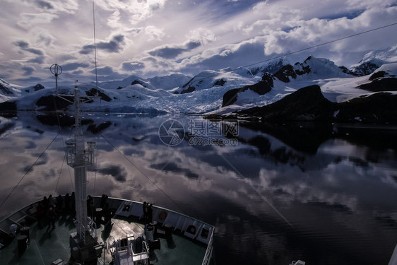 南极洲海岸景观山脉覆盖着冰雪和冷的海洋图片