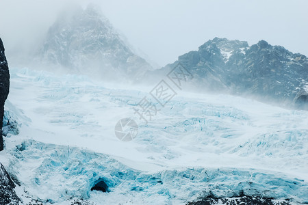 南极洲海岸景观山脉覆盖着冰雪和冷的海洋图片