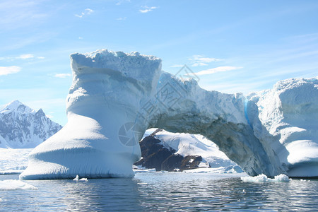 南极洲海岸景观山脉覆盖着冰雪和冷的海洋图片