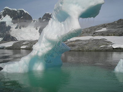 南极洲海岸景观山脉覆盖着冰雪和冷的海洋图片