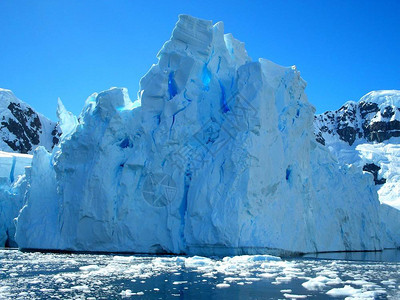 南极洲海岸景观山脉覆盖着冰雪和冷的海洋图片