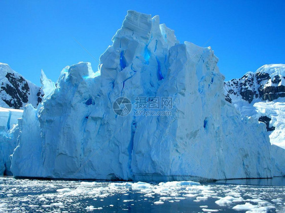 南极洲海岸景观山脉覆盖着冰雪和冷的海洋图片