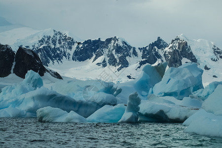 南极洲海岸景观山脉覆盖着冰雪和冷的海洋图片