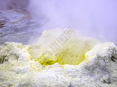 火山附近的Geysers火山的本质是Kamchatka一座烧焦的火山一座附近的地区图片