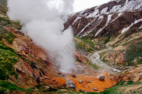 堪察卡的自然质堪察卡半岛的景观和光辉象一座燃烧的火山一座附近的地区堪察卡景观高山和堪察卡的火图片