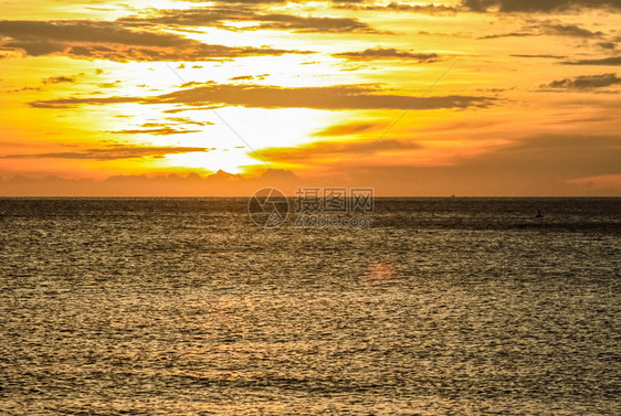 海上阳光灿烂的日落海的地平线海上阳光灿烂的日落海的地平线图片