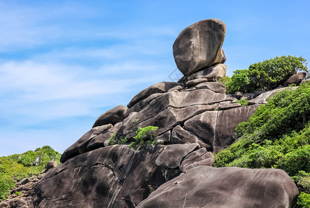 泰国普吉海滩附近的岩石和山丘泰国普吉海滩附近的岩石和山丘图片