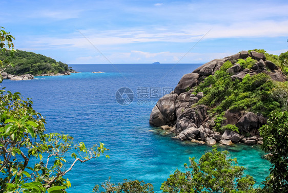 泰国普吉海滩附近的岩石和山丘泰国普吉海滩附近的岩石和山丘图片