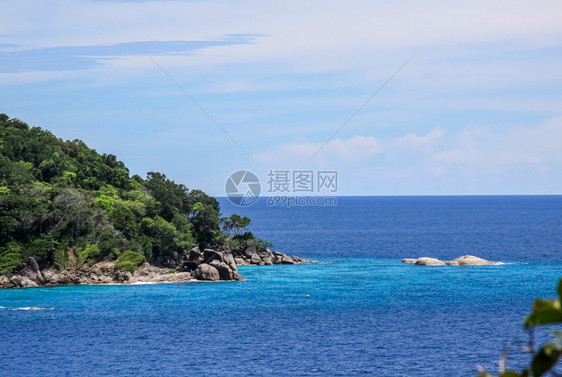 泰国普吉海滩附近的岩石和山丘泰国普吉海滩附近的岩石和山丘图片