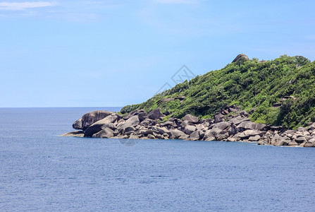 泰国普吉海滩附近的岩石和山丘泰国普吉海滩附近的岩石和山丘图片