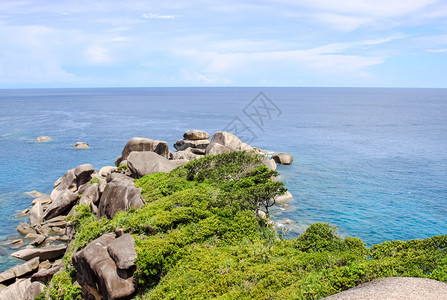 泰国普吉海滩附近的岩石和山丘泰国普吉海滩附近的岩石和山丘图片