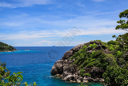 泰国普吉海滩附近的岩石和山丘泰国普吉海滩附近的岩石和山丘图片