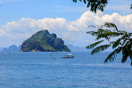 泰国普吉海滩附近的岩石和山丘泰国普吉海滩附近的岩石和山丘图片