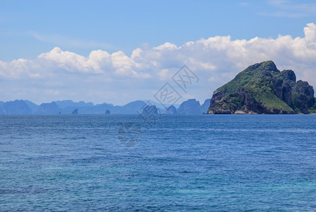 泰国普吉海滩附近的岩石和山丘泰国普吉海滩附近的岩石和山丘图片