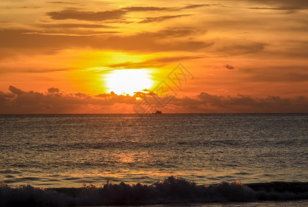 海上阳光灿烂的日落海的地平线海上阳光灿烂的日落海的地平线图片