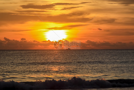海上阳光灿烂的日落海的地平线海上阳光灿烂的日落海的地平线图片