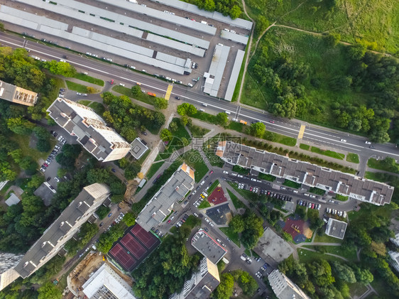 顶端上的城市景色和建筑道路图片