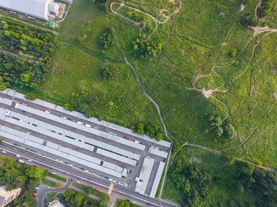 顶端上的莫斯科城市景色和道路设施图片