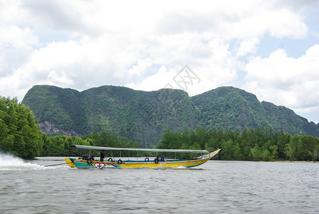 泰国普吉2013年6月日泰国河上的浮船泰国河上的浮船流游图片