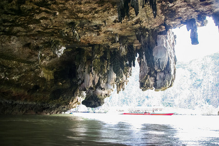 泰国普吉Phuket2014年7月3日在泰国沿海湾岩石附近水域的船图片