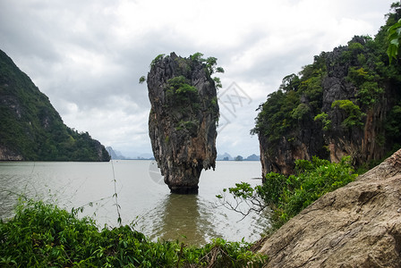 泰国海岸的质边悬崖岸线和山区图片