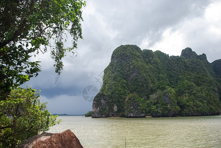 泰国海岸的质边悬崖岸线和山区图片