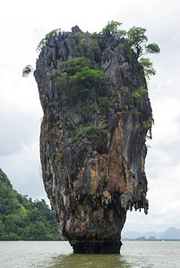 泰国海岸的质边悬崖岸线和山区图片