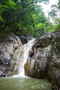 有瀑布的山河流淌着自然景观与瀑布图片