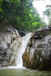 有瀑布的山河流淌着自然景观与瀑布图片