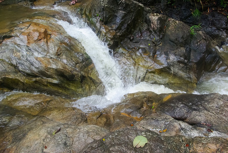 有瀑布的山河流淌着自然景观与瀑布图片