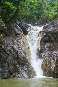 有瀑布的山河流淌着自然景观与瀑布图片