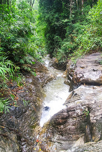 有瀑布的山河流淌着自然景观与瀑布图片