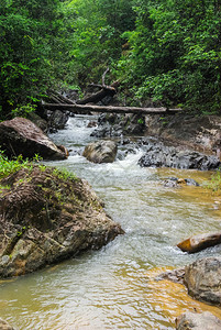 有瀑布的山河流淌着自然景观与瀑布图片