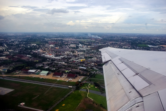 飞机在泰国上空飞行图片