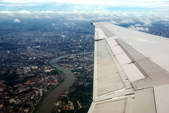 飞机在泰国上空飞行图片