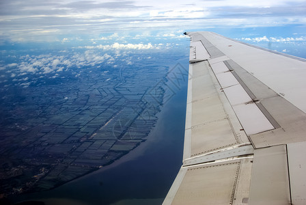 飞机在泰国上空飞行图片