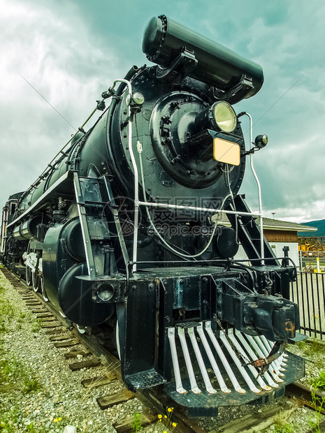 大型黑色机车博物馆展览机车架在铁路上图片