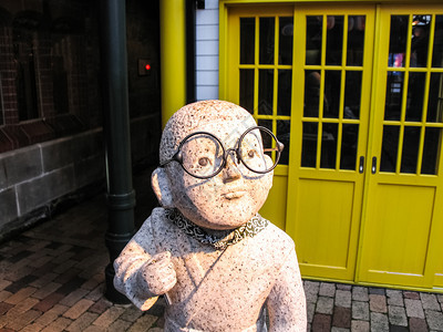 一个带眼镜的书呆男孩雕像一个子的雕像图片