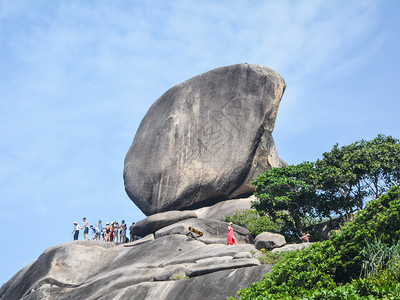 泰国普吉2014年7月3日山顶的巨石泰国普吉海岸山顶的巨石泰国普吉海岸山顶的巨石图片