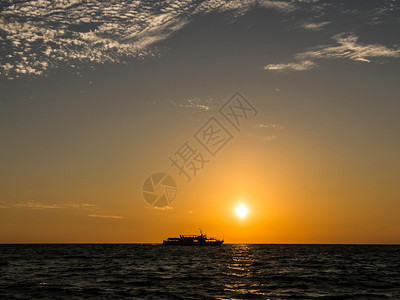 船在海上与日落相对海中风景船在洋船在海上与日落相对图片