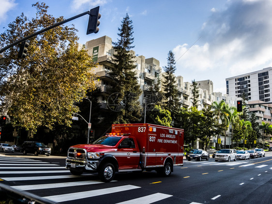 美国洛杉矶2018年7月9日消防车在洛杉矶的街上打个电话消防车在洛杉矶的街上打个电话图片