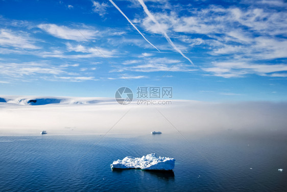 海洋中的北极冰山地貌苔原和冰洋的海中北极冰山图片