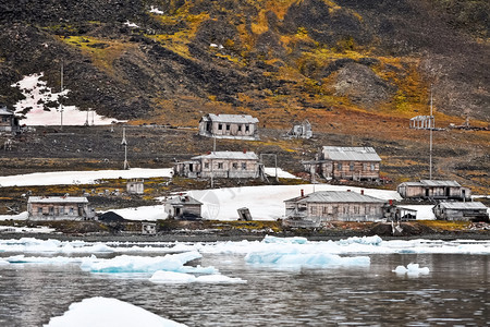 被抛弃在北极林木房屋被弃入北极在荒野图片
