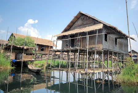缅甸内湖2015年6月3日在缅甸内湖的一个渔村Stilts上的Wooden房屋在Tilets上的Wooden房屋在缅甸内湖的一个图片