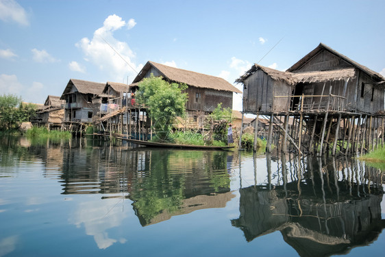 缅甸内湖2015年6月3日在缅甸内湖的一个渔村Stilts上的Wooden房屋在Tilets上的Wooden房屋在缅甸内湖的一个图片